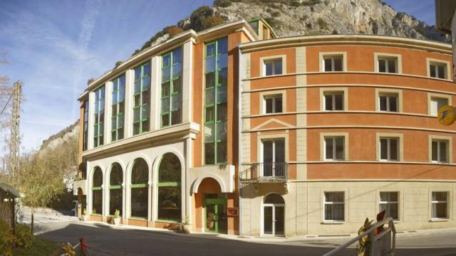 Edificio moderno con arcos y ventanas grandes