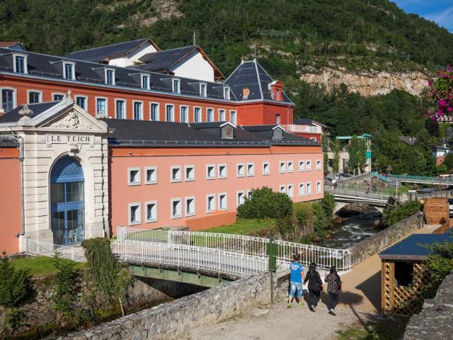 Hôtel Le Fleich avec un pont enjambant un ruisseau
