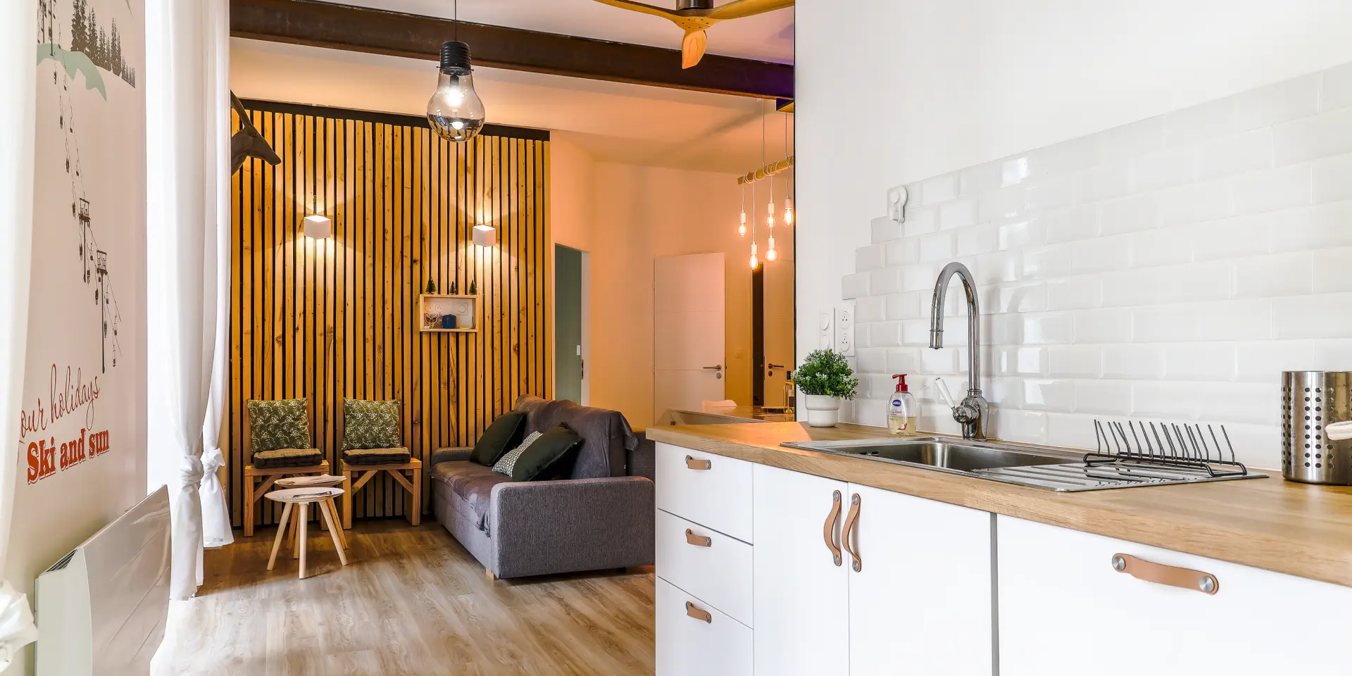 Intérieur moderne avec cuisine et salon ouvert