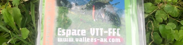 Guide de randonnée VTT avec des cyclistes sur la couverture