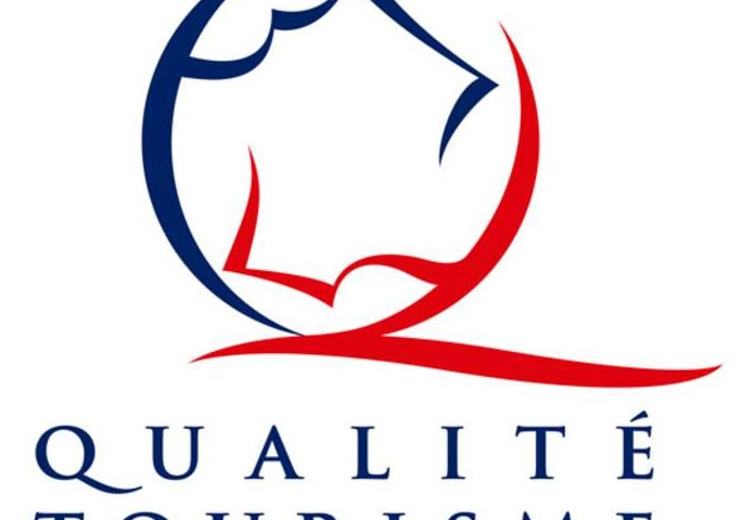 Logo de Calidad Turística con un símbolo estilizado y el texto Calidad Turística