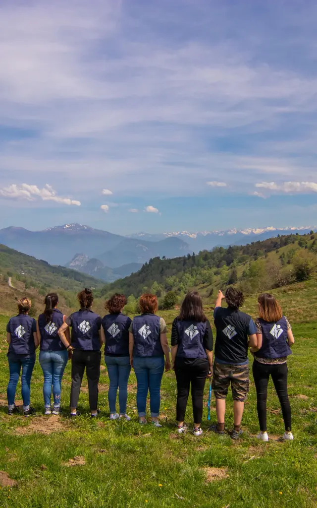 Un groupe de personnes en randonnée dans une vallée verte