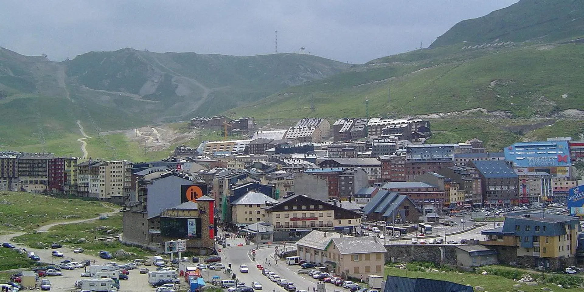 Vista panorámica de una estación de esquí alpino con edificios y coches