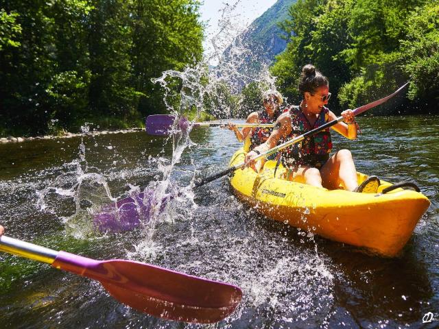 Tres personas haciendo kayak en un río