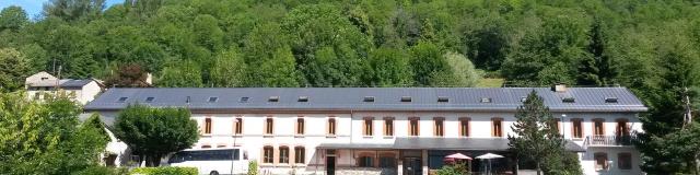 Hotel surrounded by greenery in the mountains