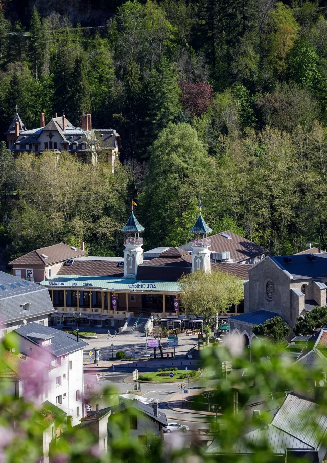 Village de montagne avec une église et des maisons entourées d'arbres