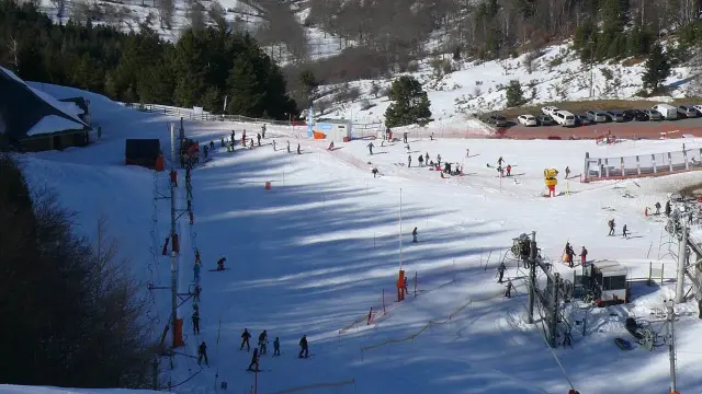 Ski slope with skiers and beginners on conveyor belts