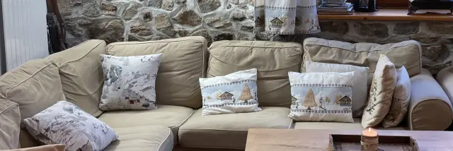 Salon avec canapé beige, coussins décoratifs