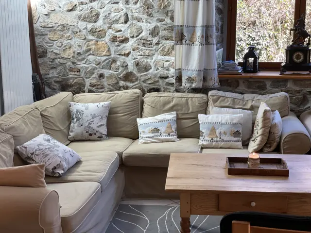 Salon avec canapé beige, coussins décoratifs