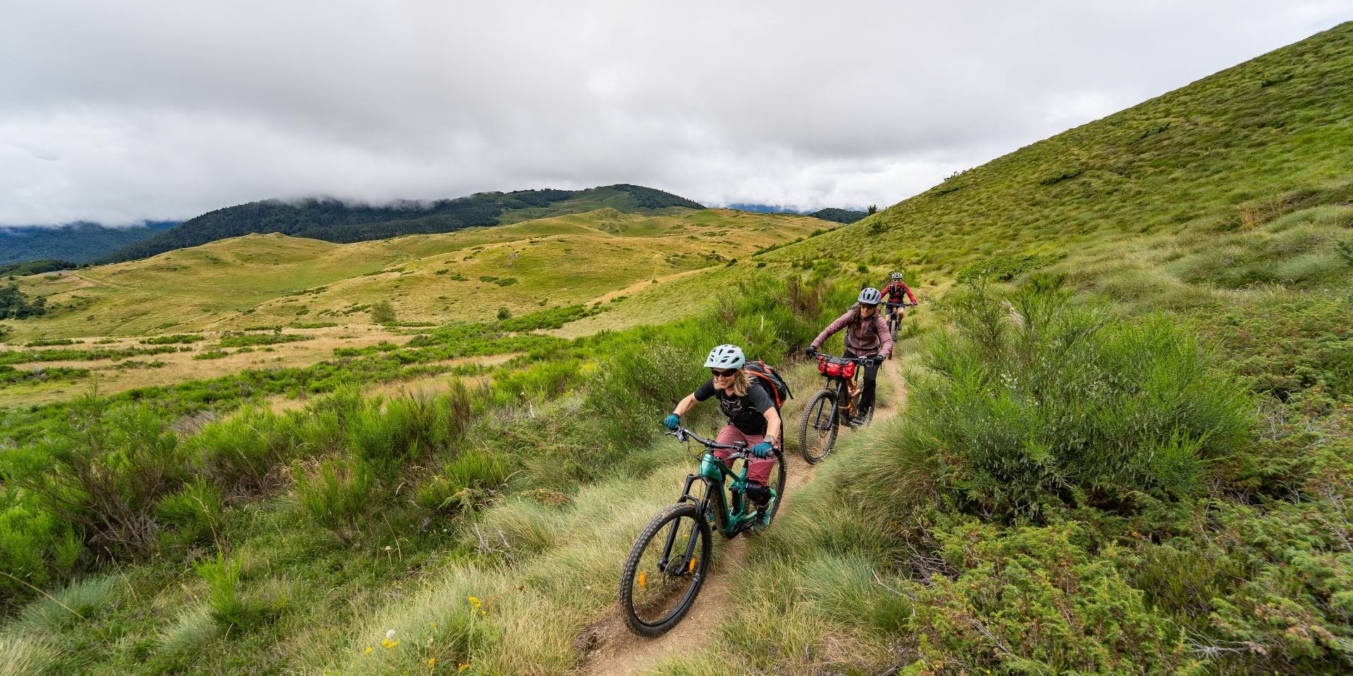 Trois cyclistes sur un sentier de montagne