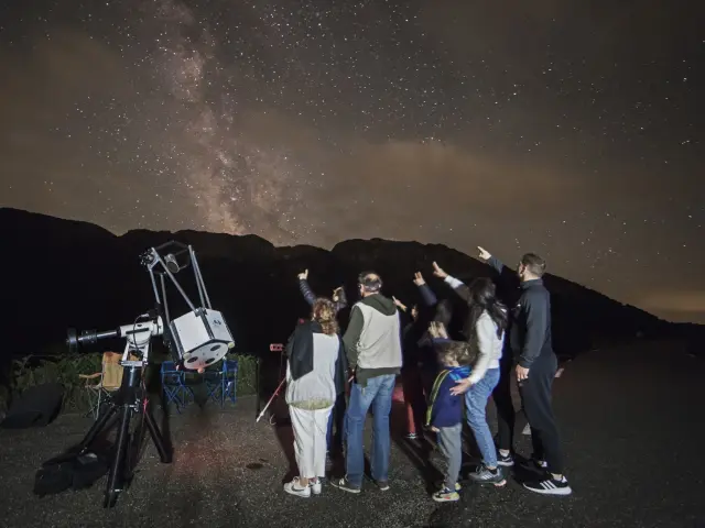 Groupe de personnes observant les étoiles avec un télescope