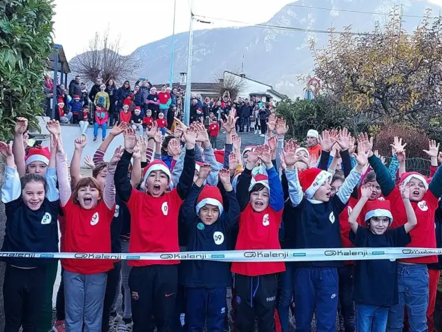 Groupe d'enfants en uniforme sportif levant les bras en signe de victoire