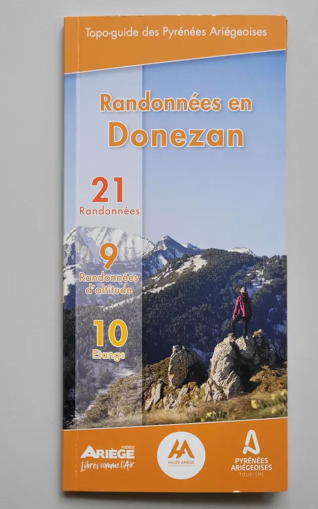 Couverture d'un guide de randonnée avec des montagnes en arrière-plan