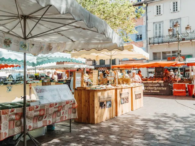 Marché de rue avec des stands de nourriture et des gens qui font leurs achats