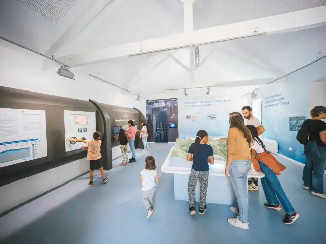 Groupe de personnes dans un musée interactif