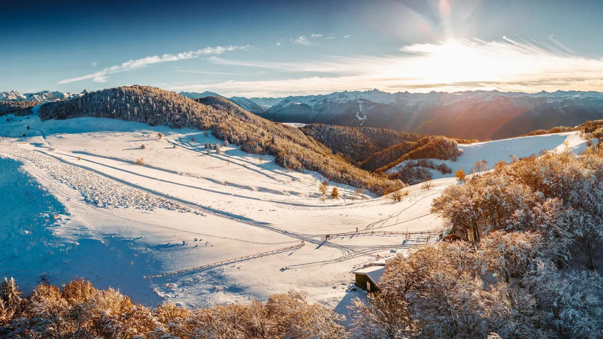 Piste de ski enneigée avec des traces de skieurs